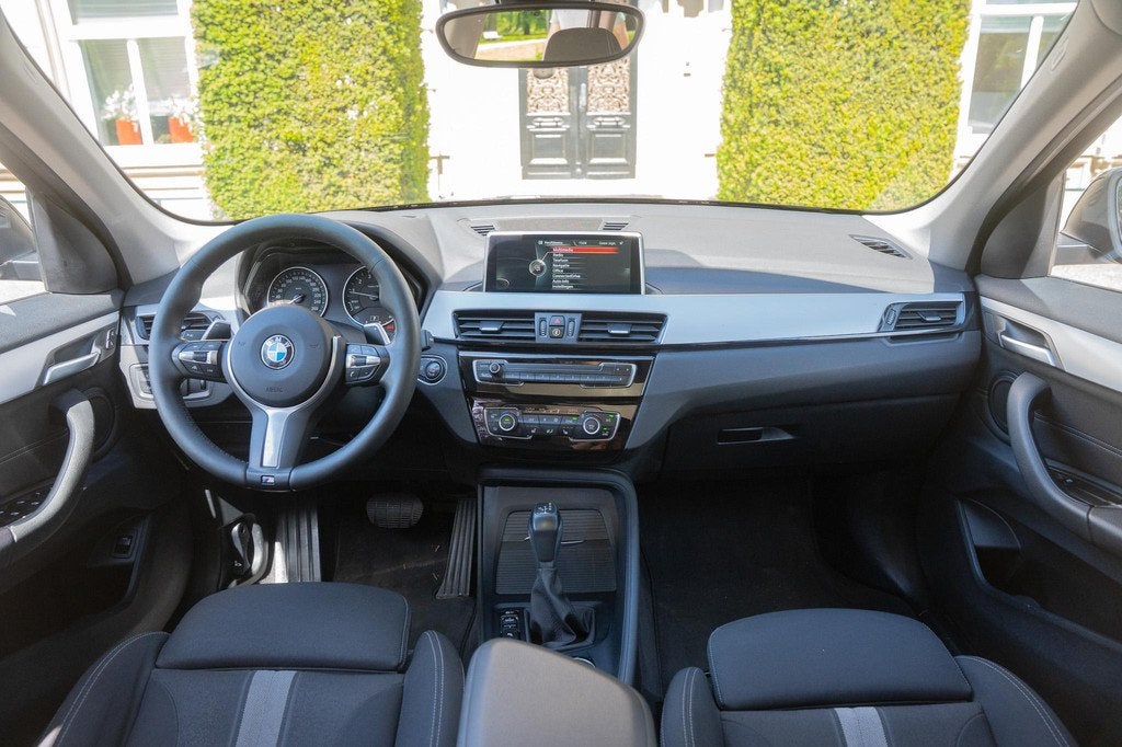 BMW X1 xDrive20i High Executive TREKHAAK | PANO | ADAPTIVE |, Auto's, BMW, 1998 cc, Stof, Gebruikt, Euro 6