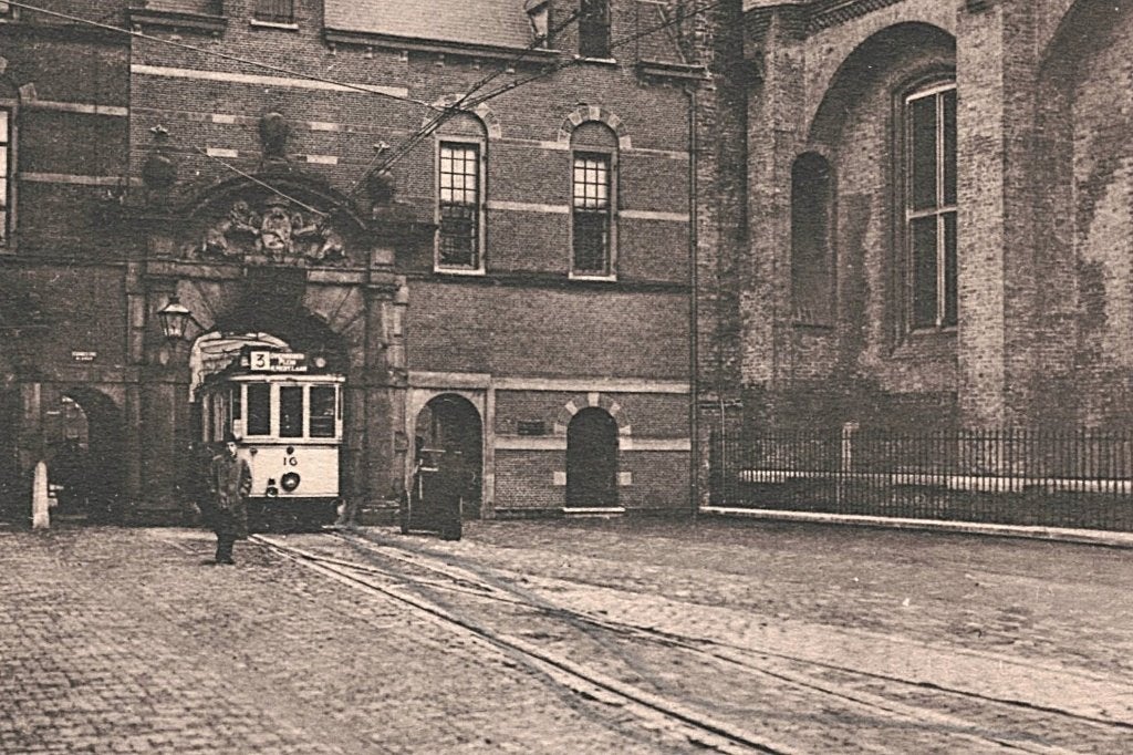 984467	s Gravenhage	Binnenhof	1917  tram Laagdekker	Gelopen, Ophalen of Verzenden, Voor 1920, Gelopen, Zuid-Holland