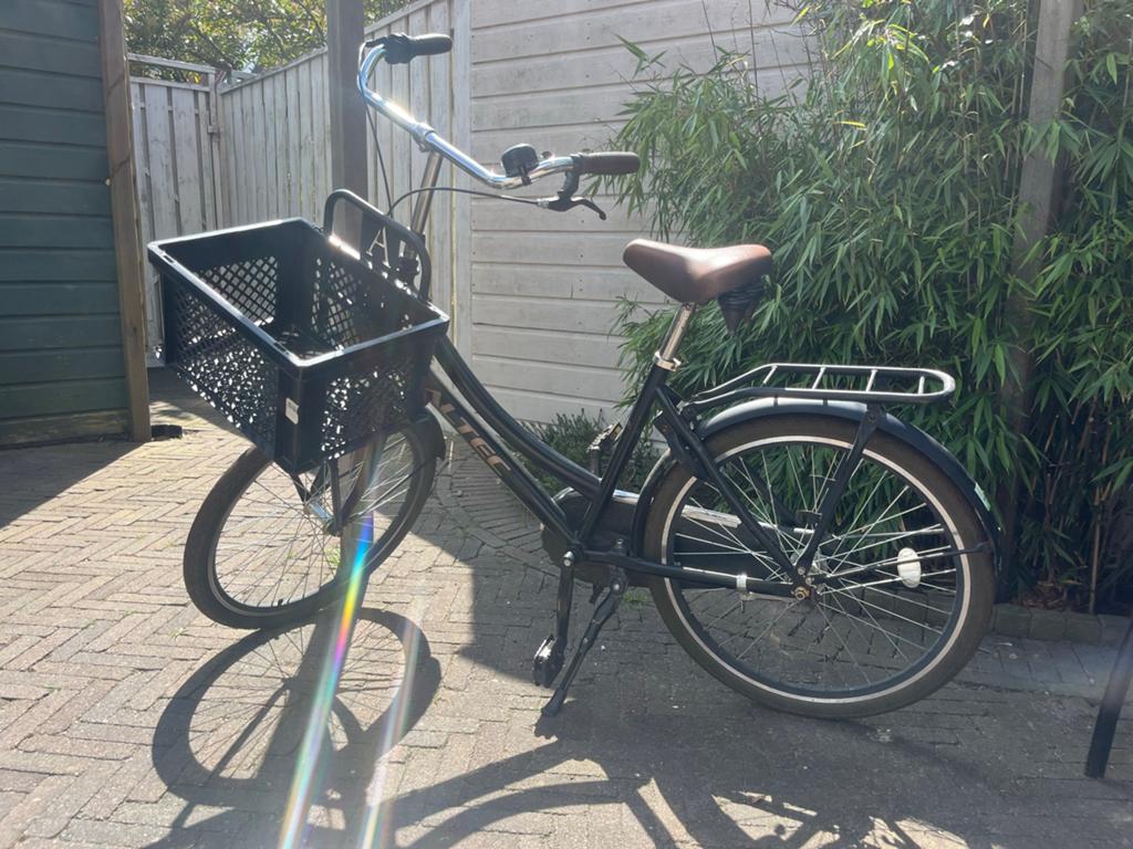 Zwarte stadsfiets kinderfiets met krat, Ophalen, Gebruikt, Terugtraprem, 16 tot 20 inch