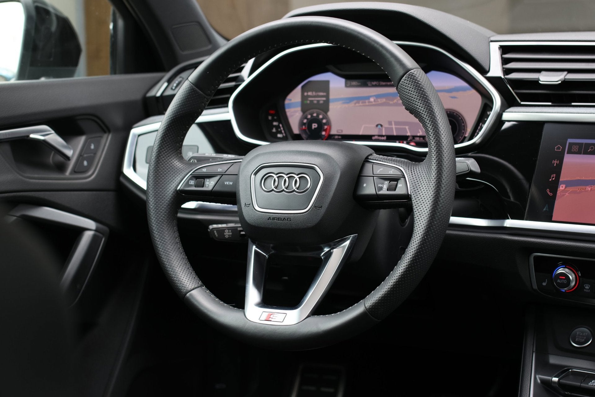 Foto 43 van Audi Q3 40 TFSI Quattro S-Line *Pano*360 Camera*Keyless*Trek