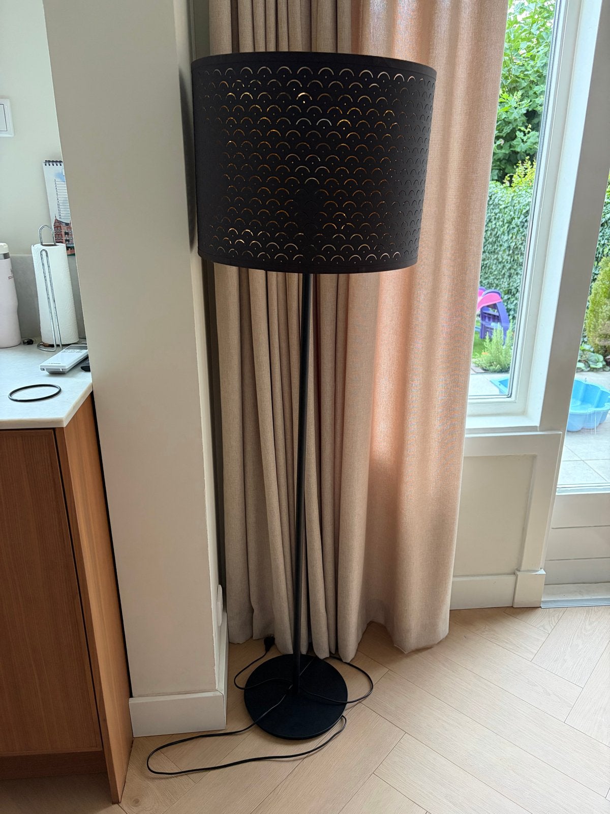 IKEA vloerlamp met zwarte kap - Zo goed als nieuw, Ophalen, Zo goed als nieuw, Metaal, 100 tot 150 cm
