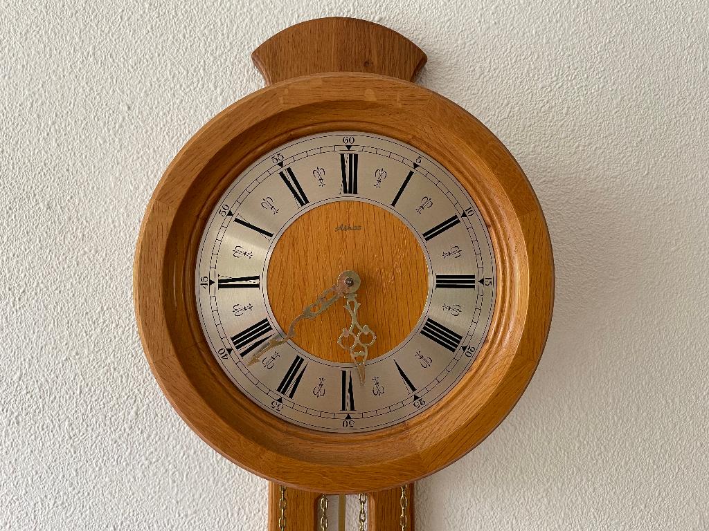 wandklok met gewichten, Ophalen