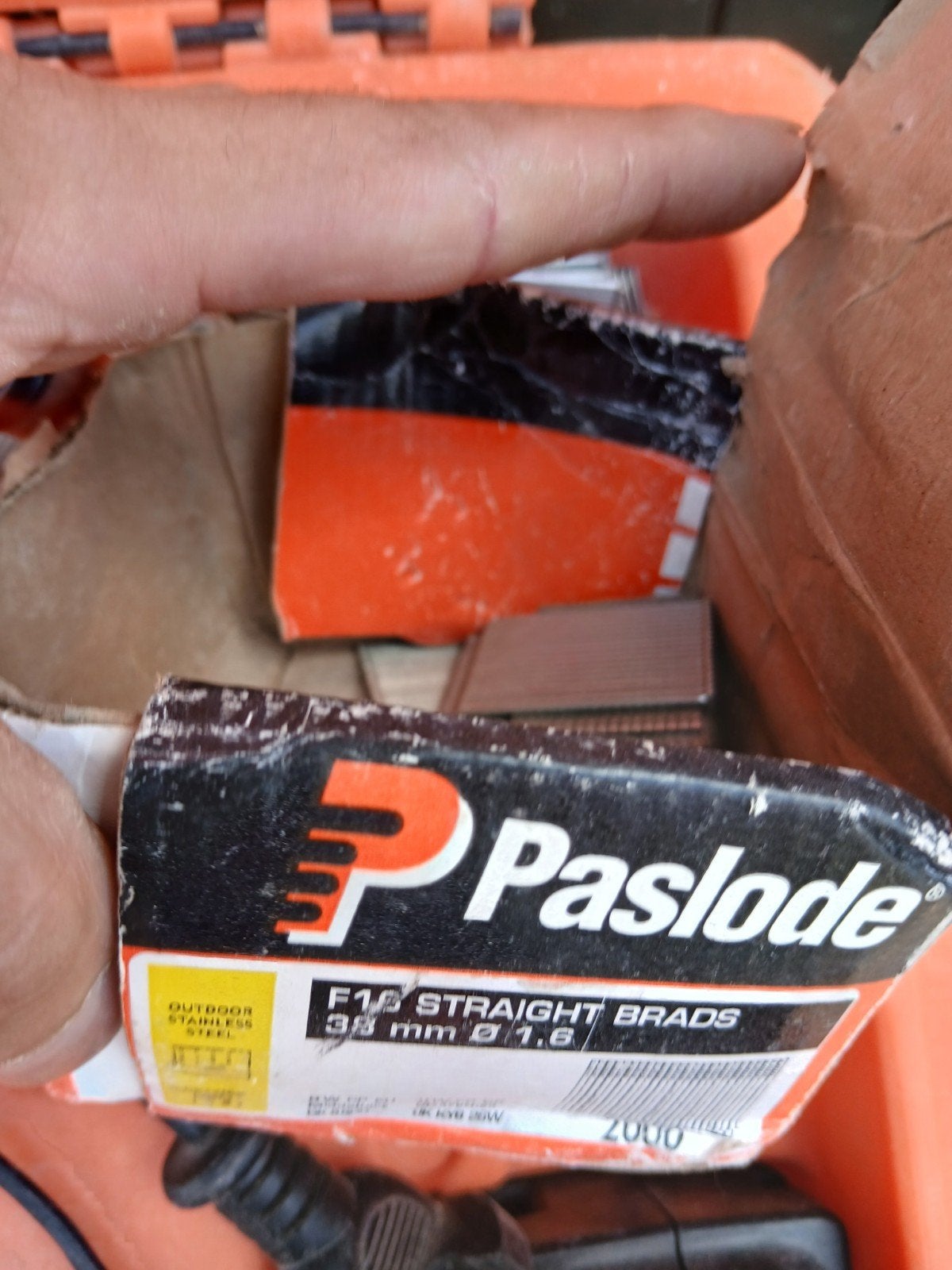 Paslode IM65 F16 tacker met toebehoren en brads, Ophalen