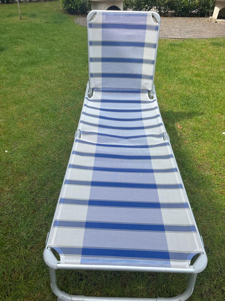 Opvouwbaar ligbed - Blauw/wit gestreept strandbed, Ophalen of Verzenden, Gebruikt, Aluminium, Inklapbaar
