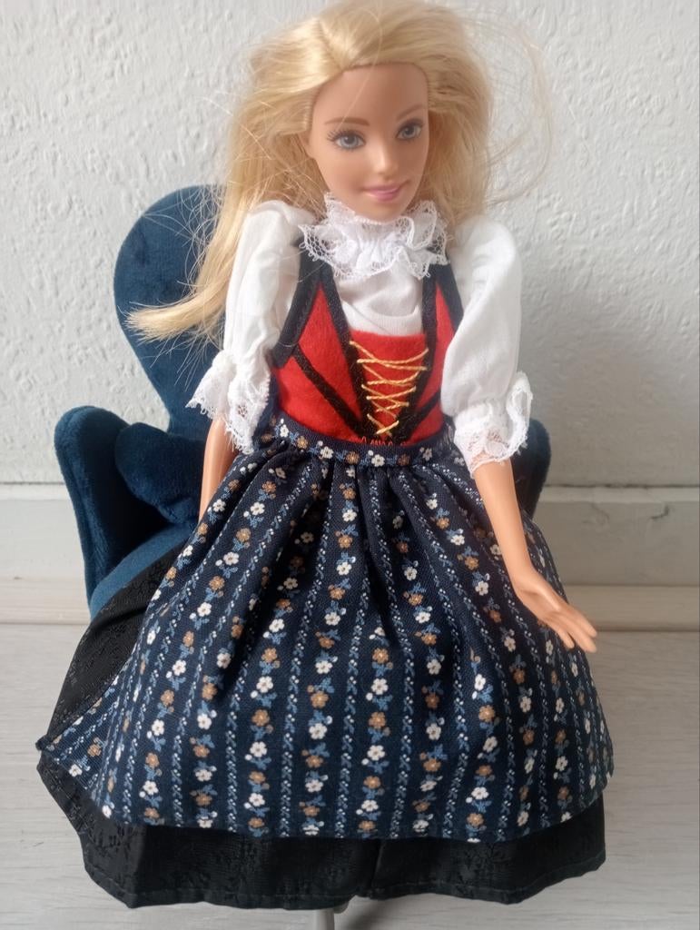 Barbie van Mattel in Oostenrijkse klederdracht, Ophalen of Verzenden, Gebruikt, Pop