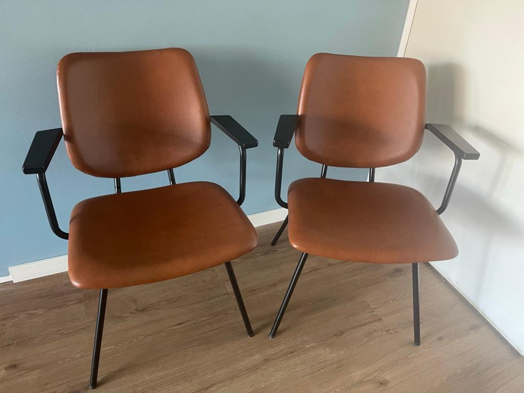 Twee Bodilson Flush bruin leren eetkamerstoelen + armleuning, Ophalen, Gebruikt, Twee, Bruin