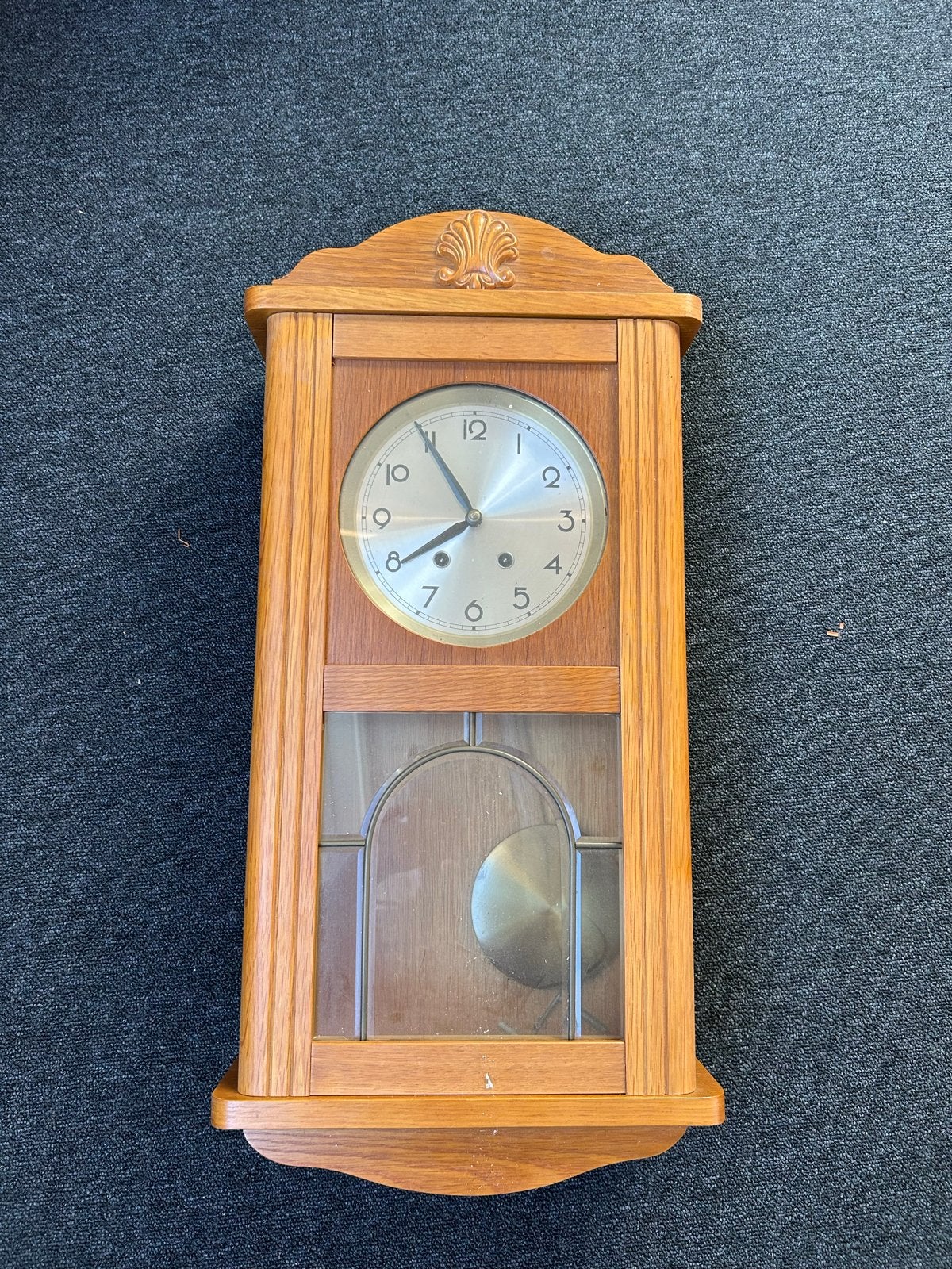 Klassieke eiken houten wandklok met slinger, Ophalen