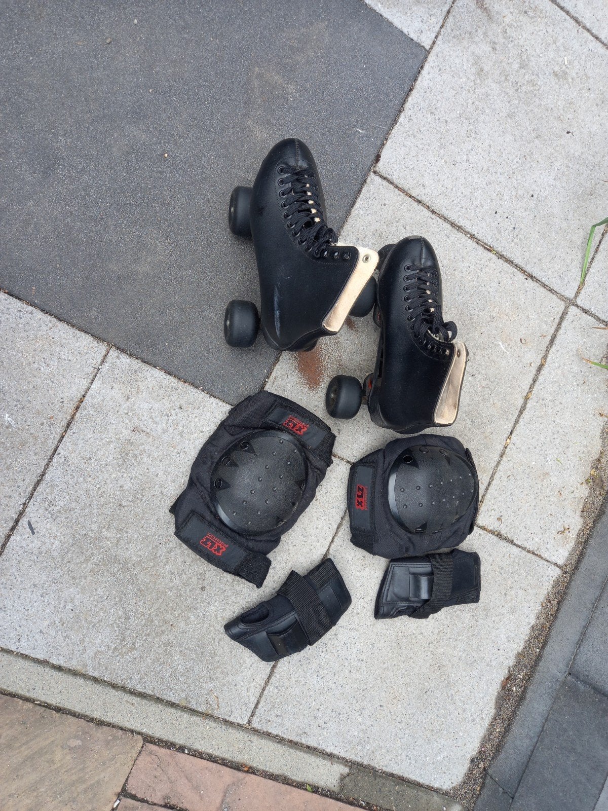 Zwarte kinder rolschaatsen met beschermers, Ophalen of Verzenden, Gebruikt