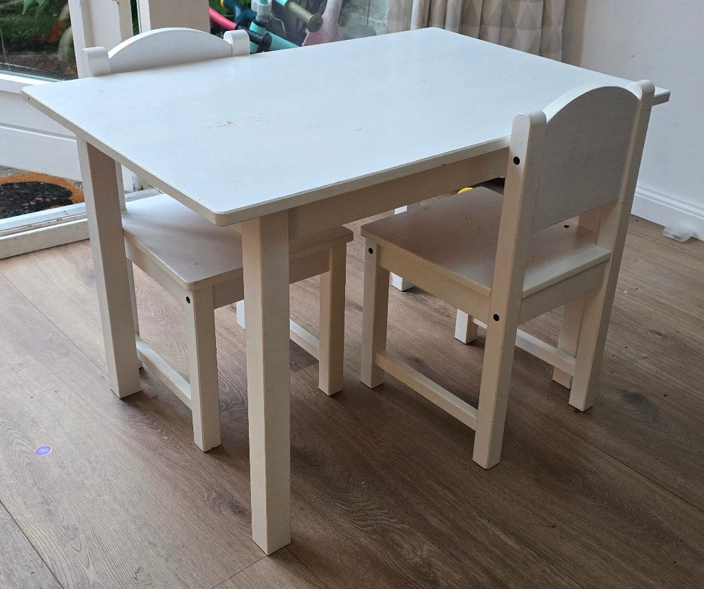 Ikea kindertafel en twee stoelen, Kinderen en Baby's, Kinderkamer | Tafels en Stoelen, Ophalen, Gebruikt, Tafel(s) en Stoel(en)