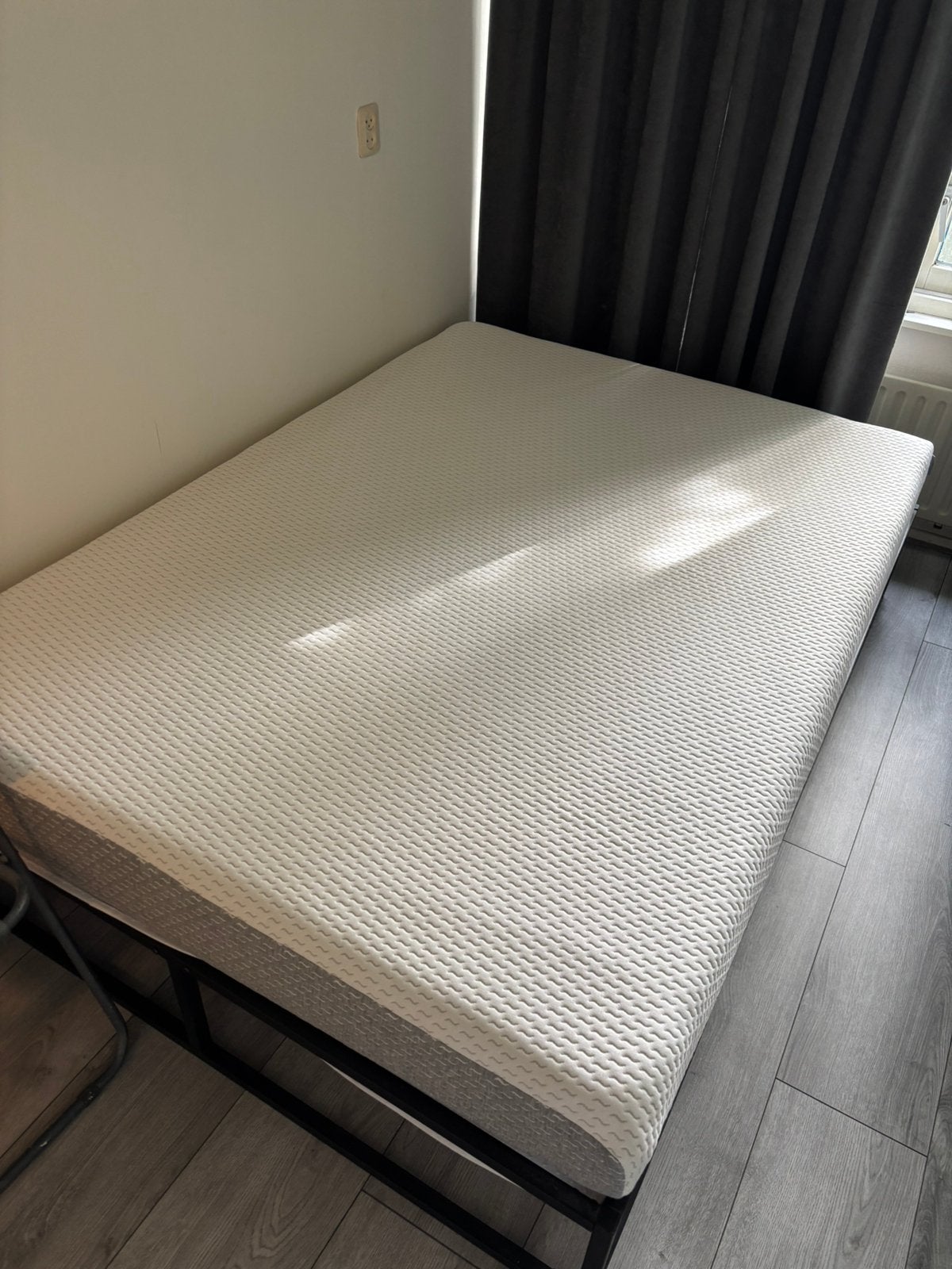 Bed frame met matras, Huis en Inrichting, Slaapkamer | Boxsprings, Ophalen, Zo goed als nieuw, Eenpersoons, 140 cm