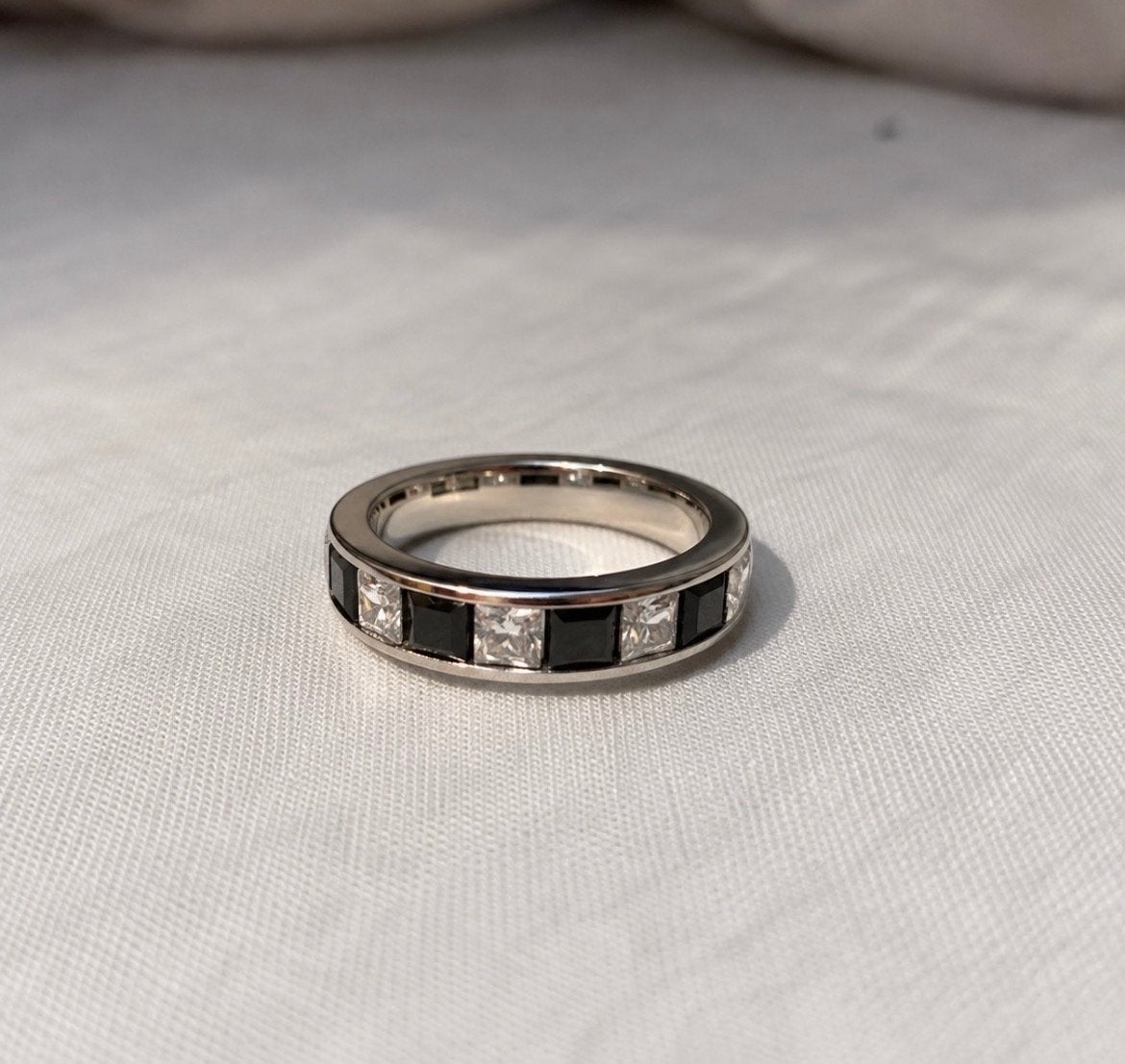 Elegante zilveren ring met zwart-witte stenen, Gebruikt, Ophalen of Verzenden, 17 tot 18, Met edelsteen