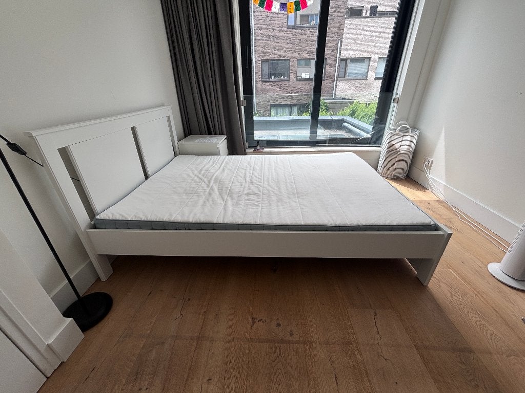 IKEA SONGESAND bed 140x200 + MALM nachtkastje, matras gratis, Huis en Inrichting, Slaapkamer | Bedden, Ophalen, Gebruikt, Wit