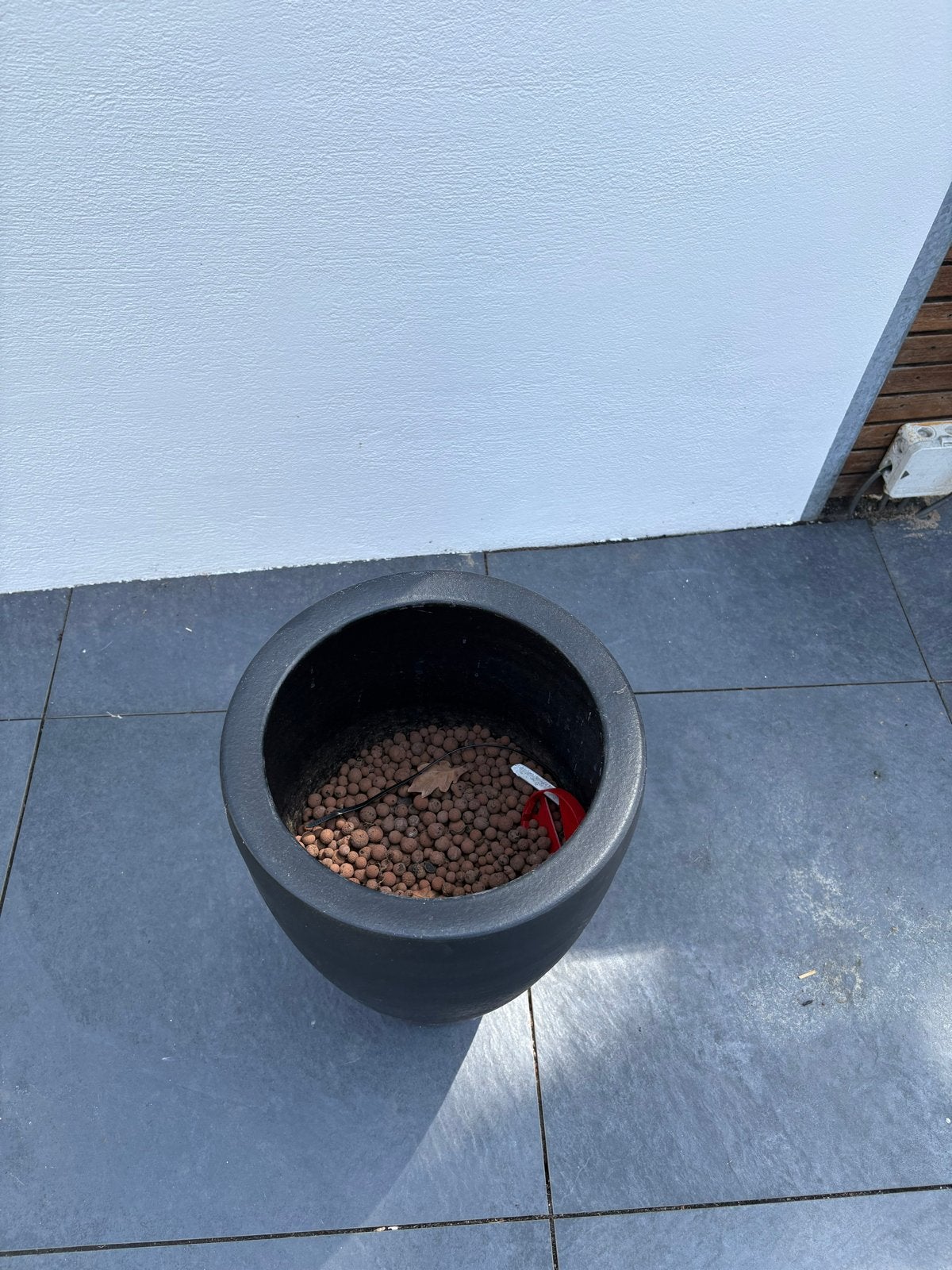 Zwarte hoge bloempot voor binnen en buiten, Tuin en Terras, Bloempotten, Overige materialen, Gebruikt, Rond, Binnen