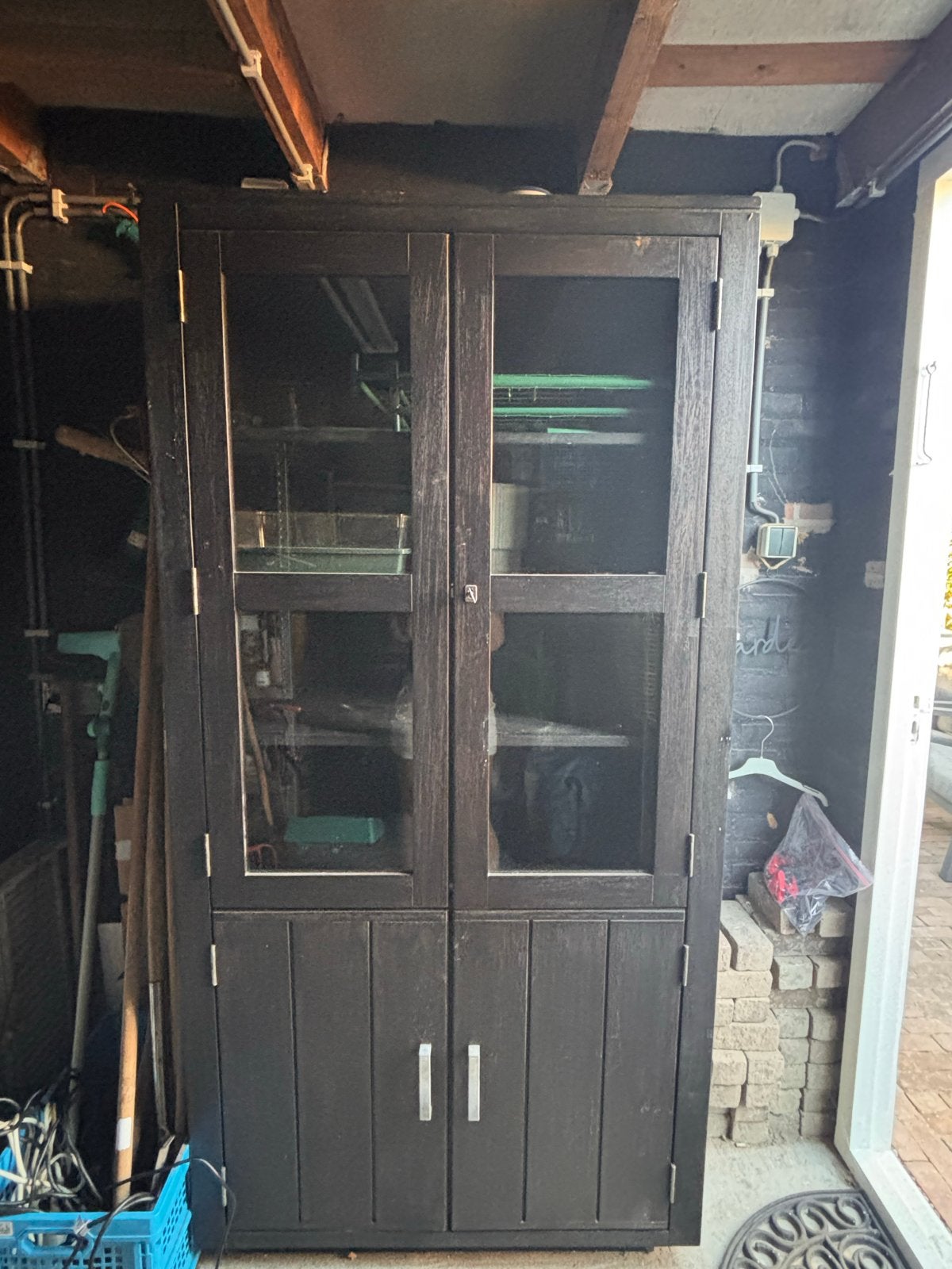 Donker houten kast met vitrine deurtjes, Ophalen, Gebruikt, 100 tot 150 cm, 150 tot 200 cm