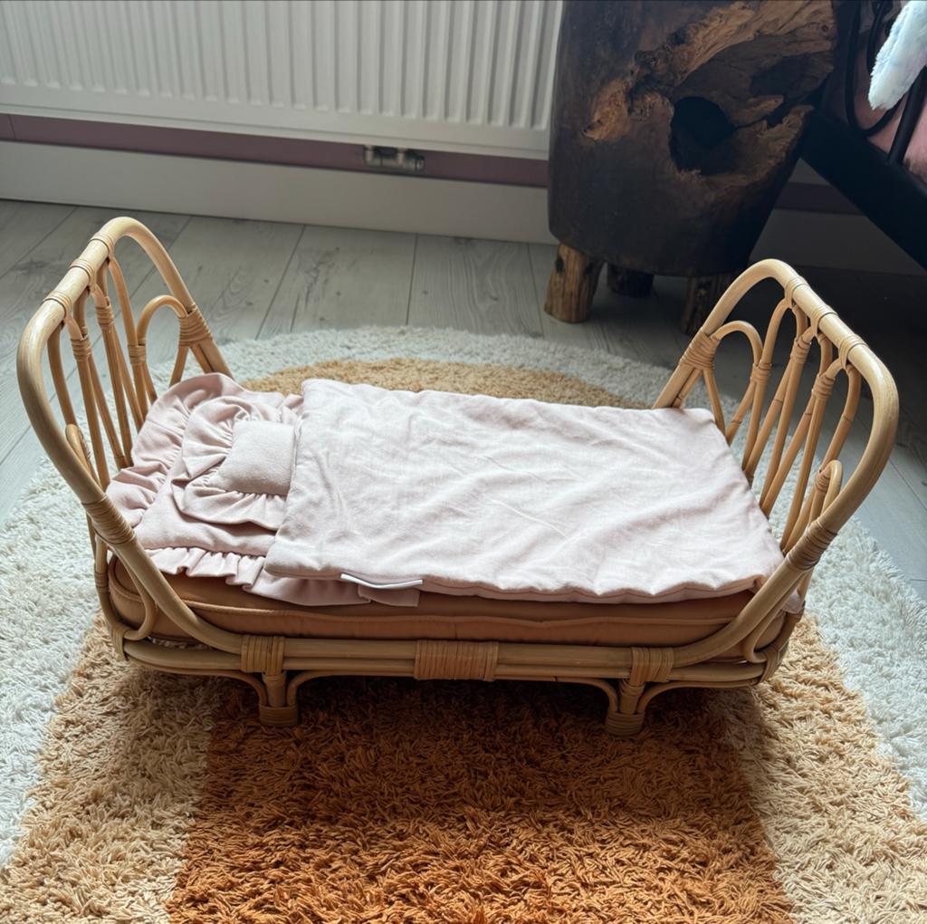 Poppie toys - Rotan poppenbedje met matrasje en beddengoed, Ophalen of Verzenden, Zo goed als nieuw, Overige typen