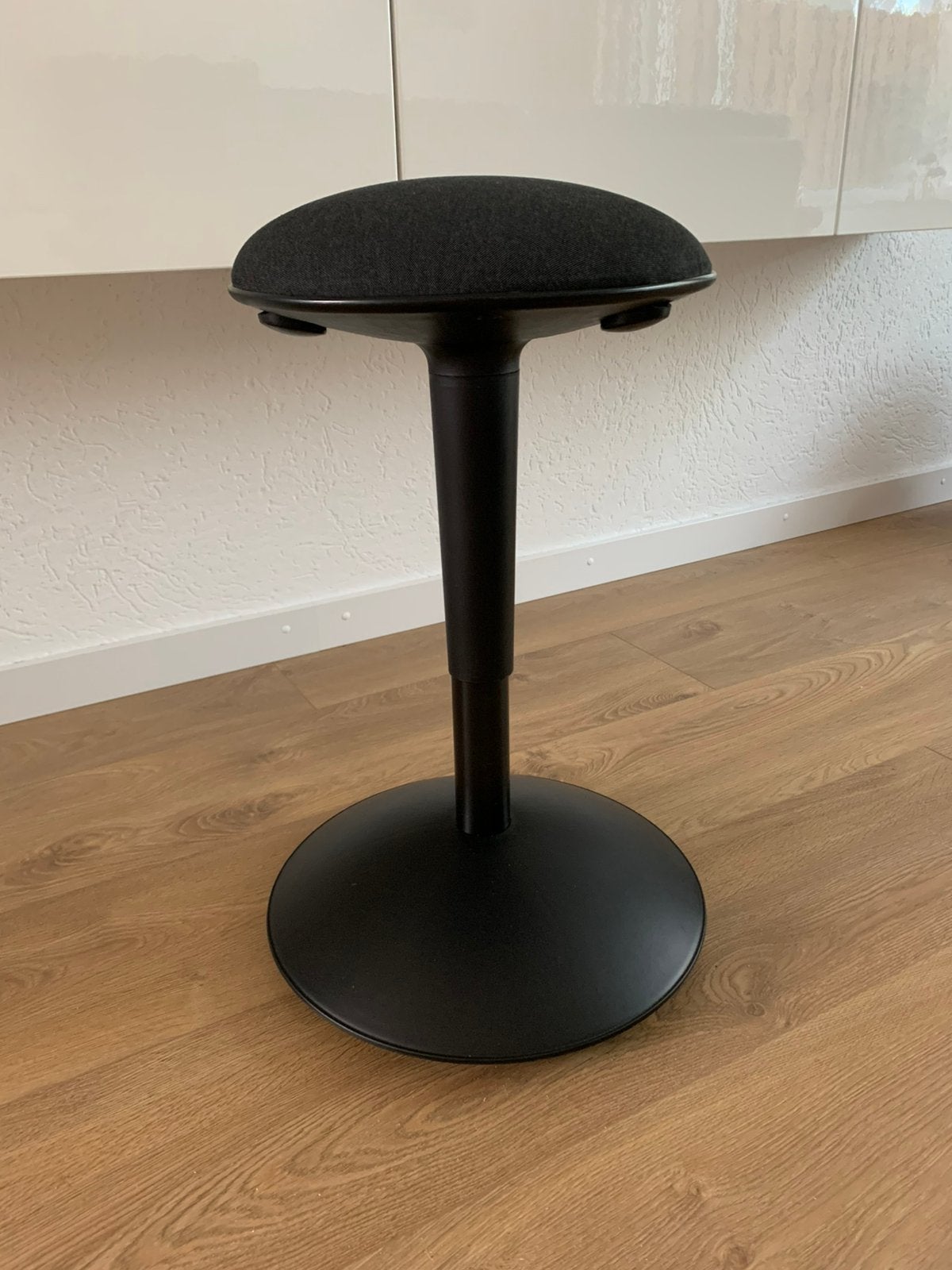 Ikea Nilserik, zit-sta kruk zwart, ergonomisch, Ophalen, Zo goed als nieuw, Kunststof