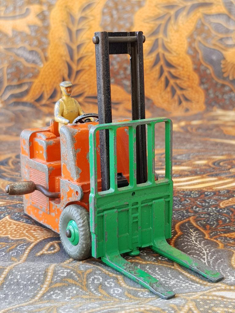 Oud model vorkheftruck uit Engeland van Dinky Toys 11 cm., Ophalen of Verzenden