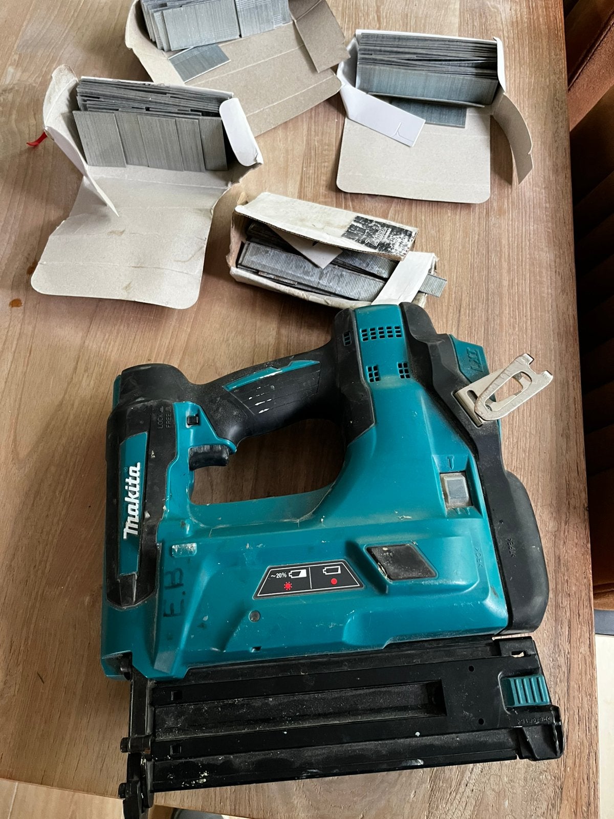 Makita Dbn500 bradtacker, Doe-het-zelf en Verbouw, Gereedschap | Overige machines, Gebruikt, Ophalen