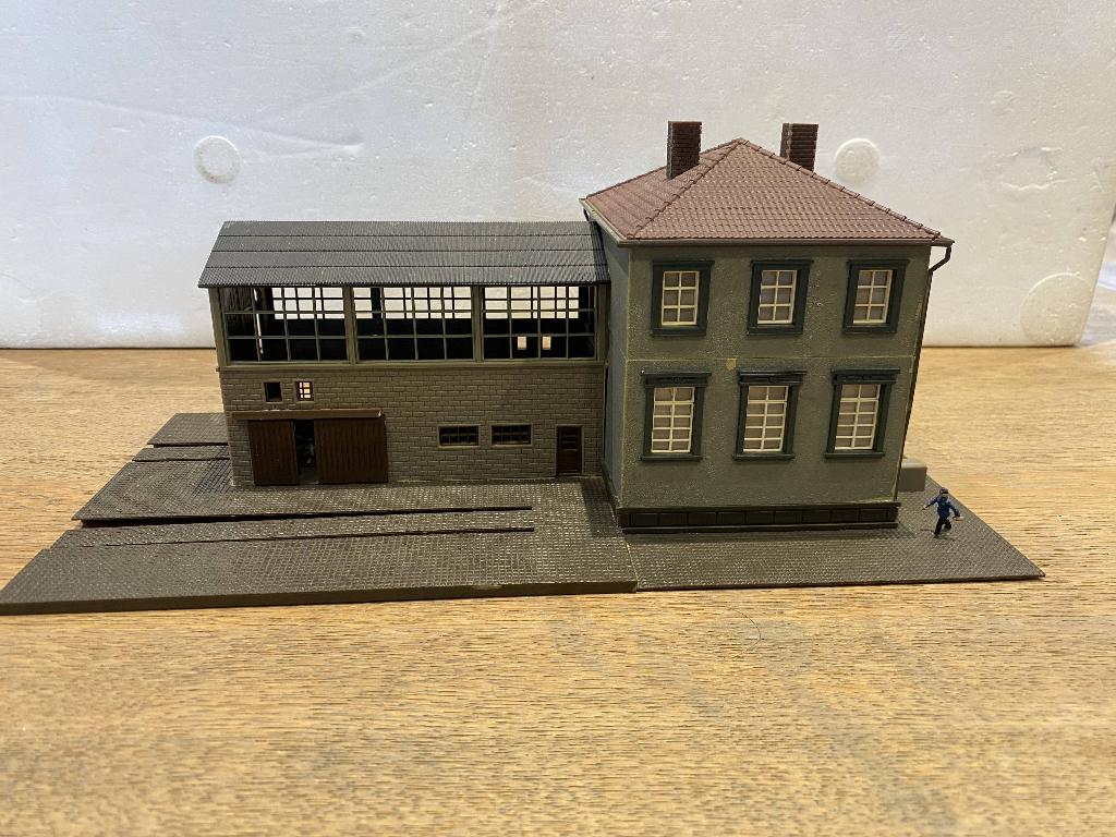 HO Pola locloods + zijspoor + hoofdgebouw (187), Hobby en Vrije tijd, Modeltreinen | H0, Zo goed als nieuw, Brug, Tunnel of Gebouw