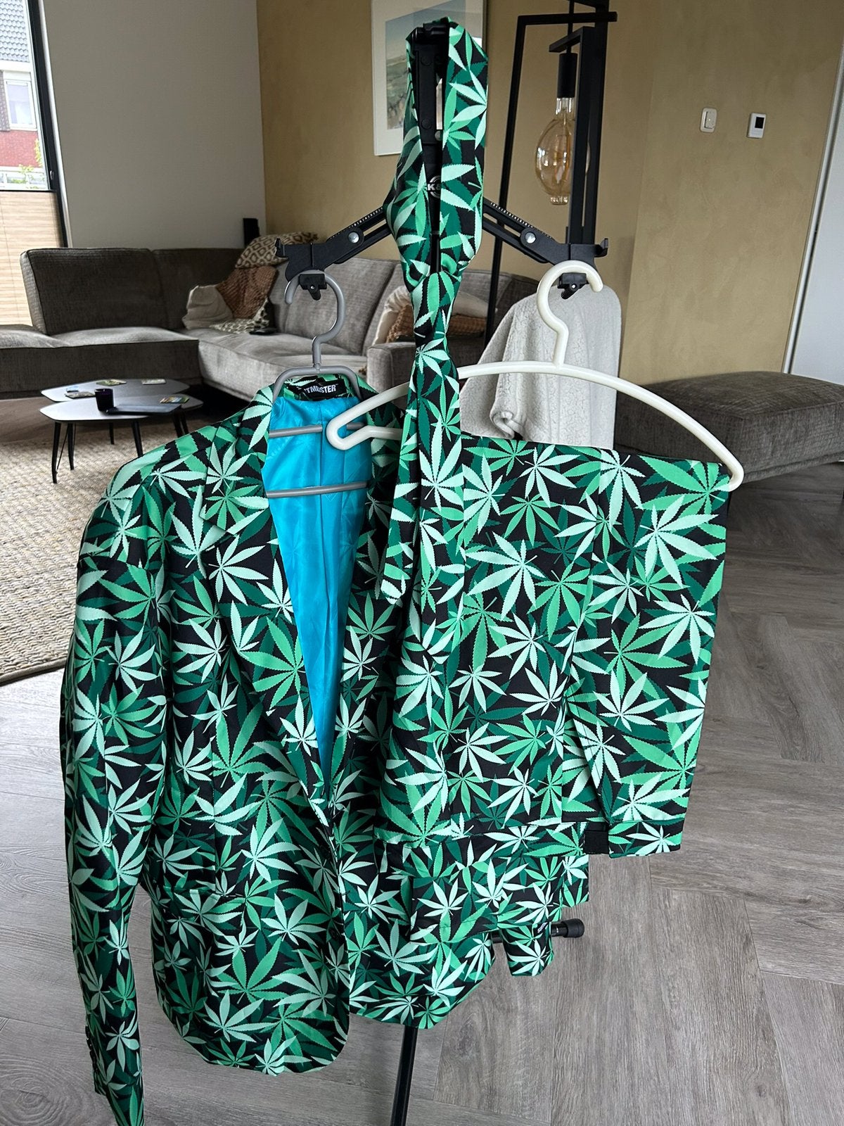 Opvallend Suitmeister Pak - Cannabis Blad Print XL, Ophalen of Verzenden, Zo goed als nieuw, Pak of Jurk