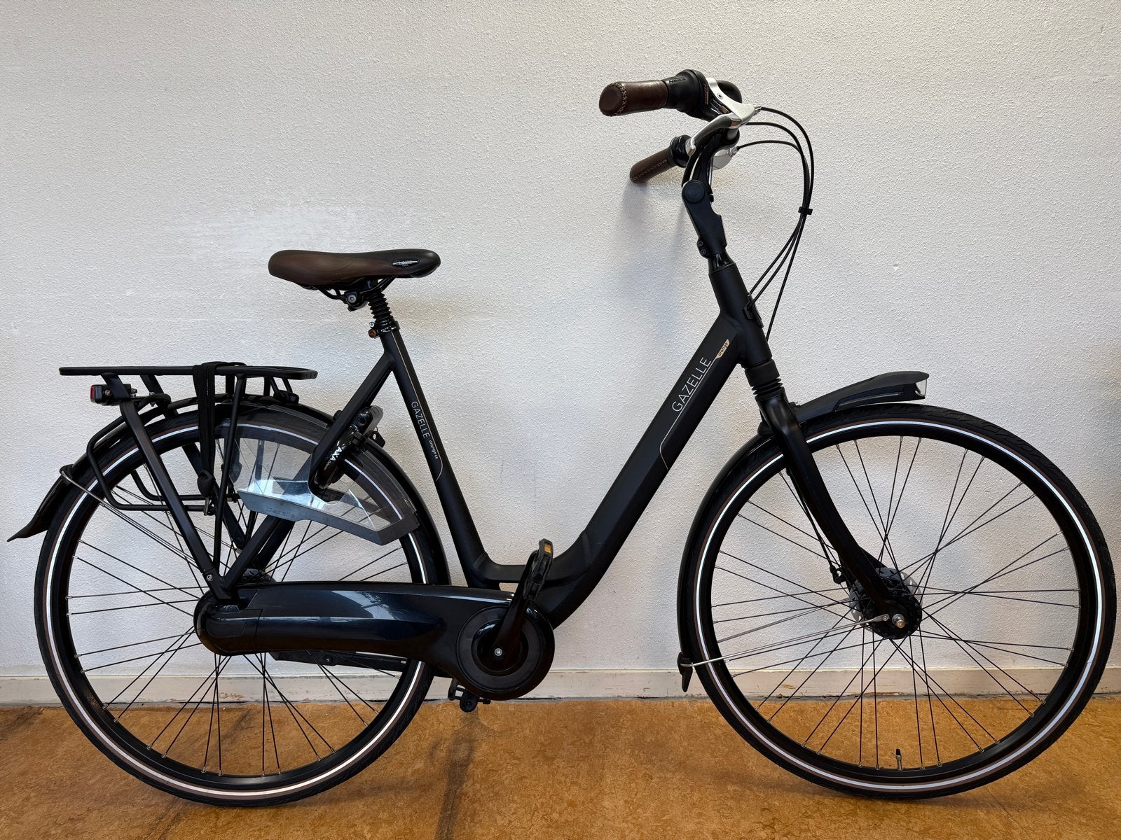 Nette Gazelle C 8 damesfiets 28 inch Z.g.a.n., 26 inch of meer, Ophalen of Verzenden, Zo goed als nieuw, Handrem