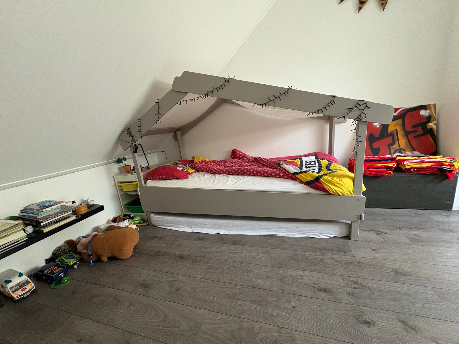 Kinderhuisbed - Grijs houten bed met dakconstructie, Ophalen, Gebruikt, 90 cm, Eenpersoons