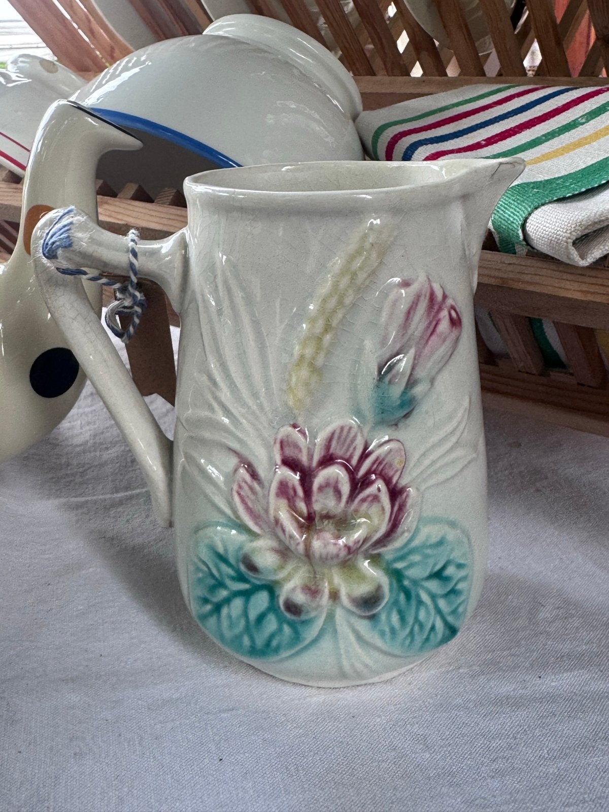 Antiek Barbotine kannetje met bloemmotief, Ophalen of Verzenden