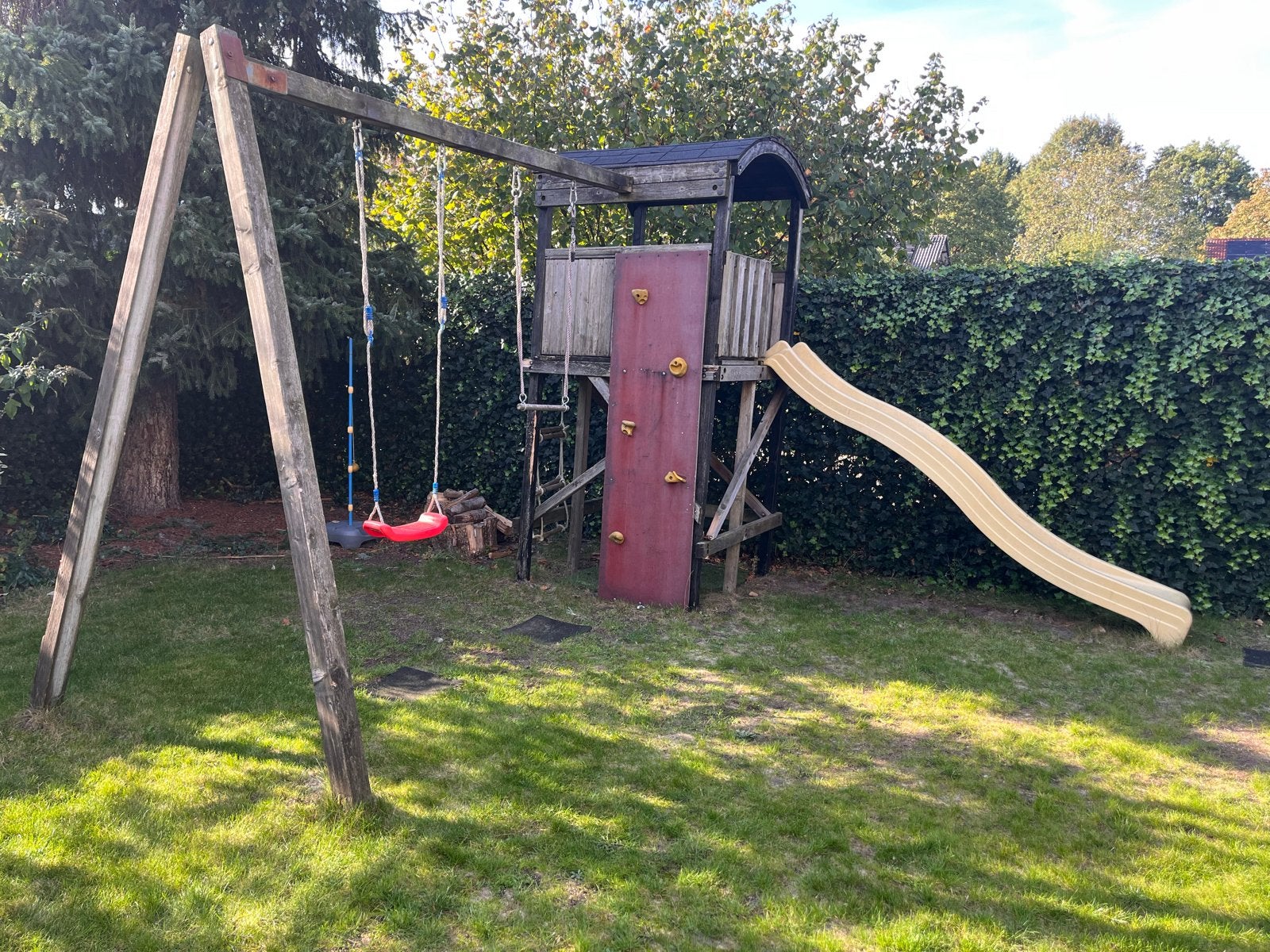 Houten speeltoestel met schommel, glijbaan en klimwand, Ophalen, Gebruikt, Glijbaan