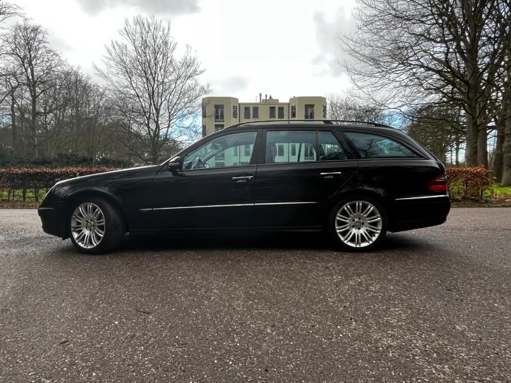 Mercedes-Benz E-Klasse E200 Kompr-AUT-+ APK+ Winterb-set, Auto's, Mercedes-Benz, Achterwielaandrijving, Zwart, 4 cilinders, Zwart