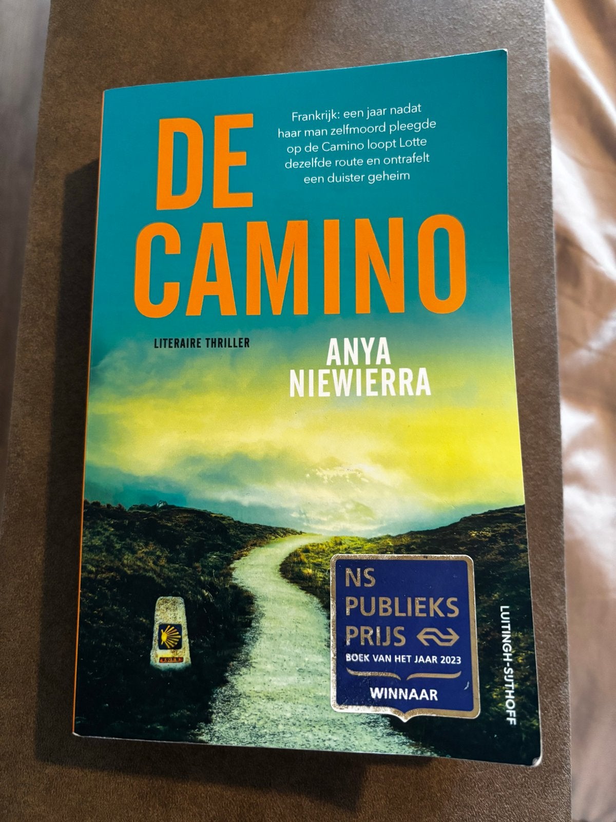 Boek De Camino - Anya Niewierra, Boeken, Thrillers, Ophalen, Zo goed als nieuw, Nederland