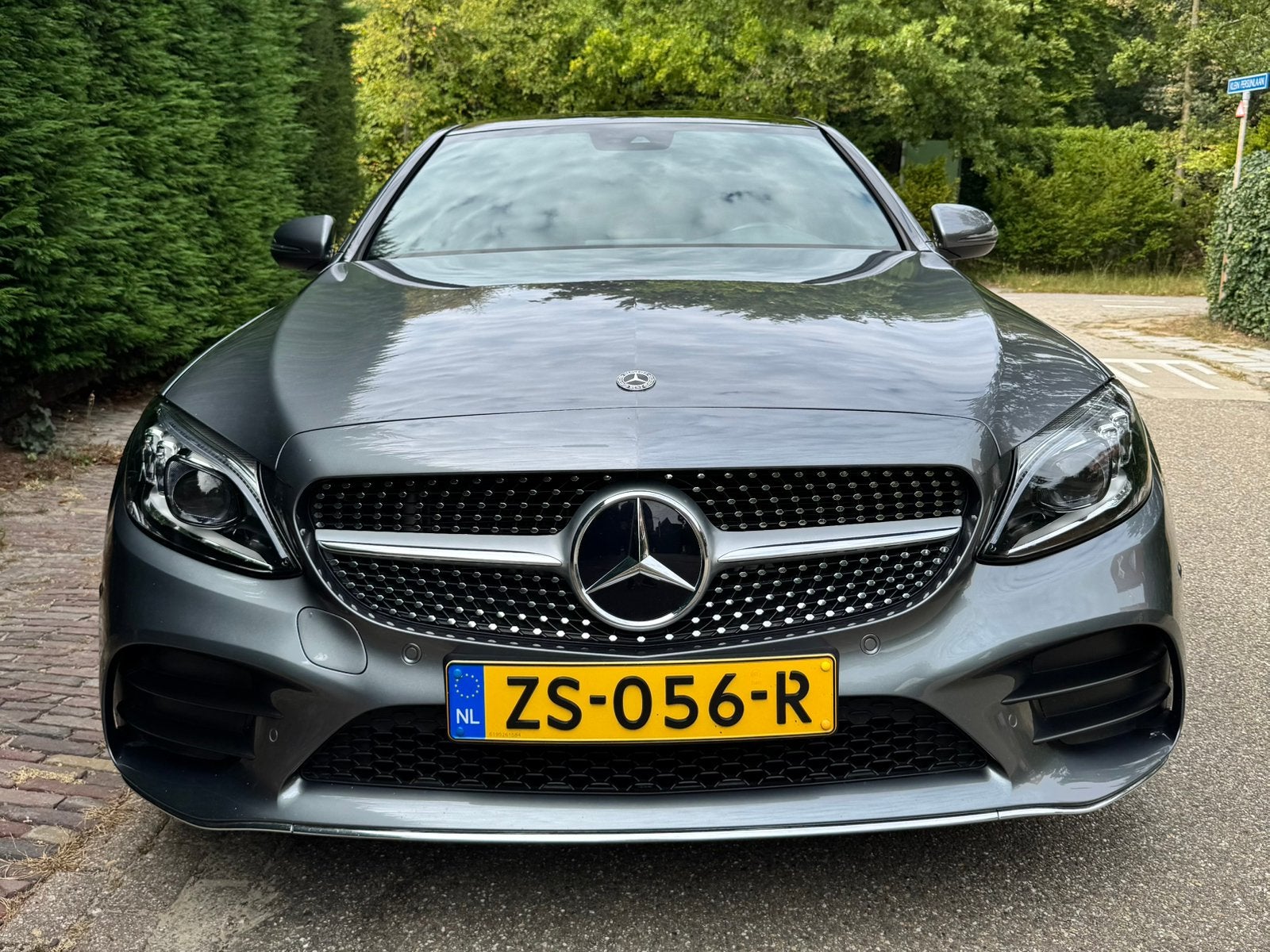 Mercedes-Benz C-klasse 180 AMG Premium | Panorama | Garantie, Auto's, Mercedes-Benz, 1800 kg, Zwart, Alcantara, 75 €/maand