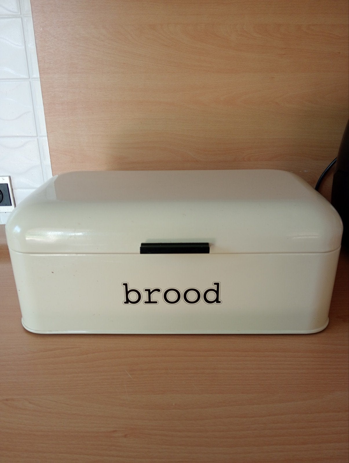 Crèmekleurige broodtrommel met 'brood' opdruk, Gebruikt, Metaal, Broodtrommel, Overige merken
