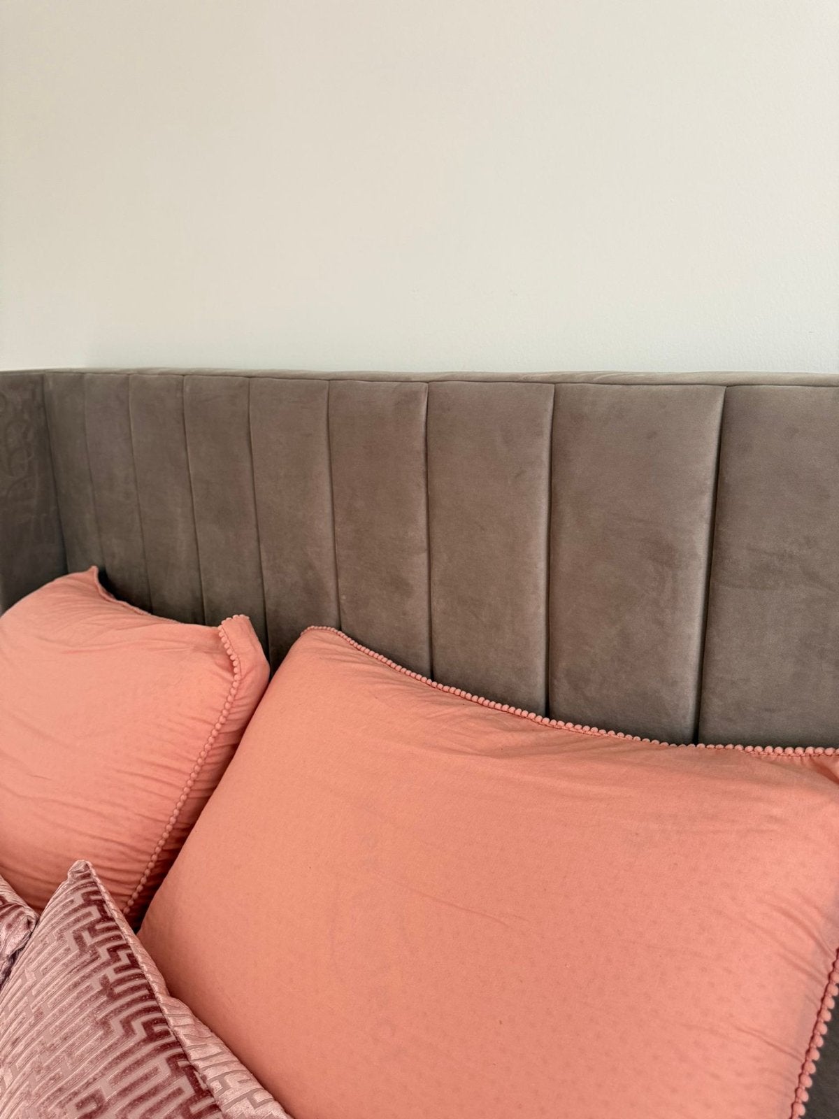 Bed Fluweel VILLETTE 140x200 Taupe | Zo goed als nieuw, Huis en Inrichting, Slaapkamer | Bedden, Ophalen, Tweepersoons, Zo goed als nieuw