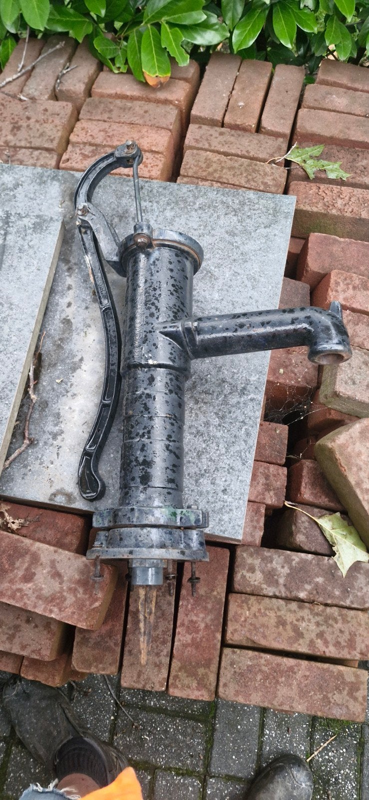 Antieke gietijzeren waterpomp - Decoratief en functioneel, Tuin en Terras, Ophalen of Verzenden, Gebruikt
