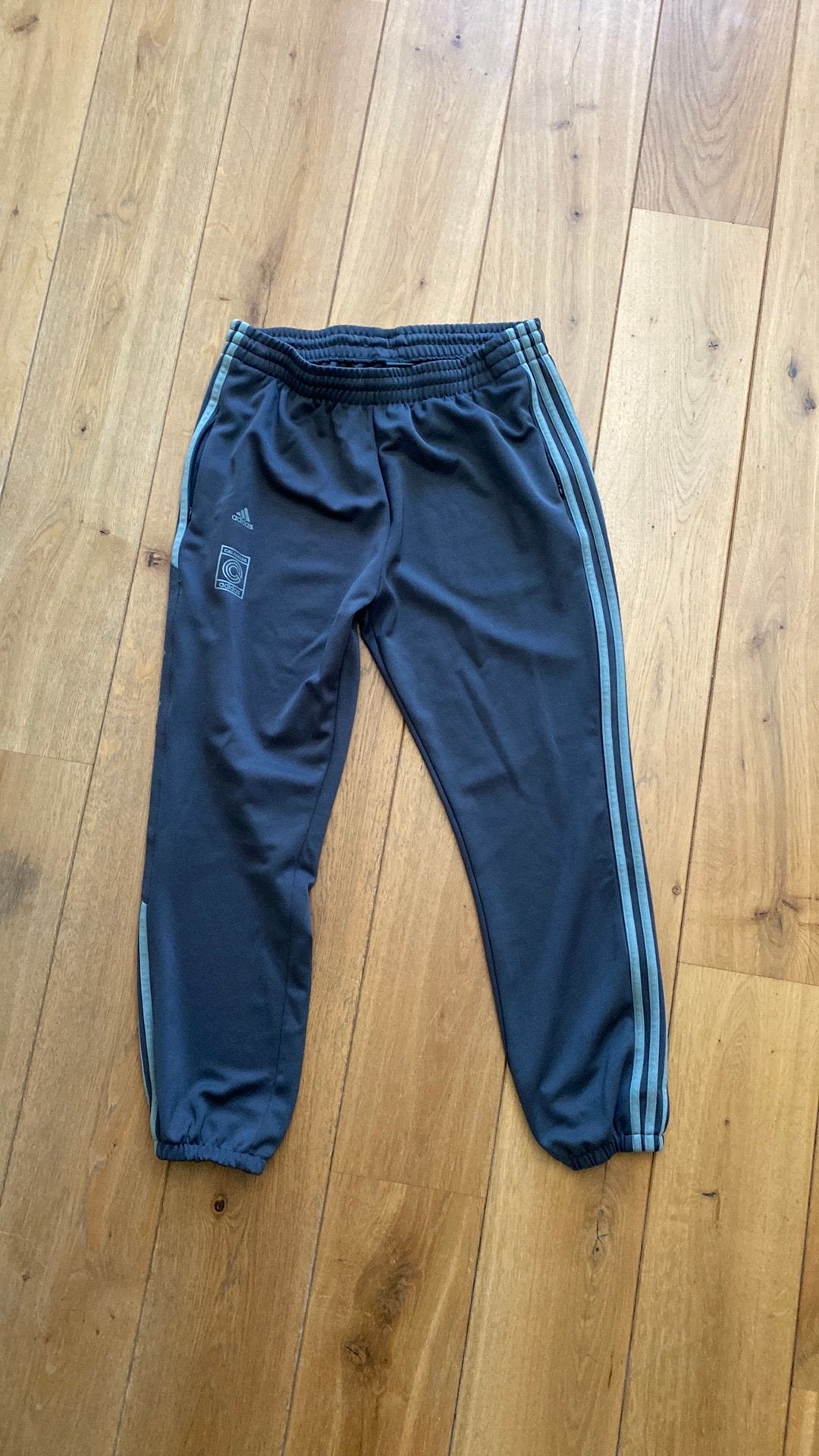 Adidas trainingsbroek L grijs originele, Kleding | Heren, Sportkleding, Ophalen of Verzenden, Zo goed als nieuw, Grijs, Algemeen
