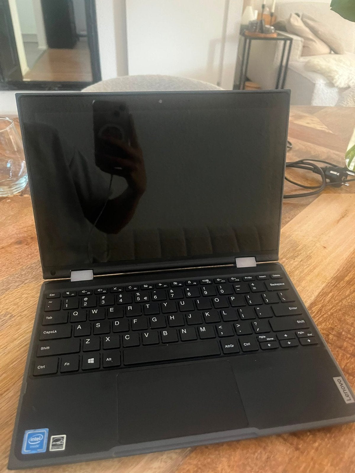 Lenovo 300e 2-in-1 Windows laptop met touchscreen, Computers en Software, Windows Laptops, Ophalen, Qwerty, Minder dan 2 Ghz, Zo goed als nieuw