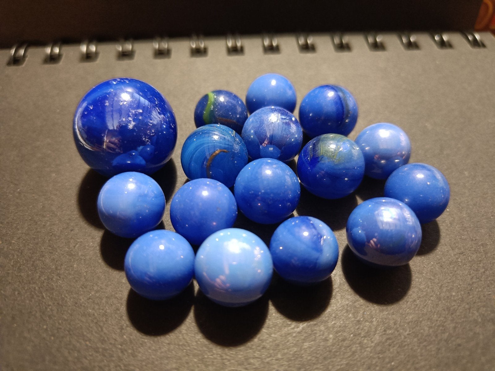 15 blauwe knikkers + 1 bonk, Ophalen of Verzenden, Gebruikt