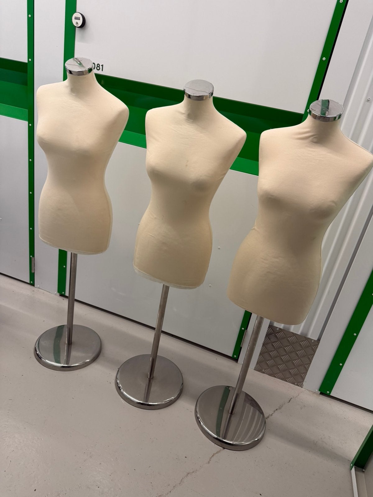 3x etalagepop, buste op standaard, Ophalen, Gebruikt