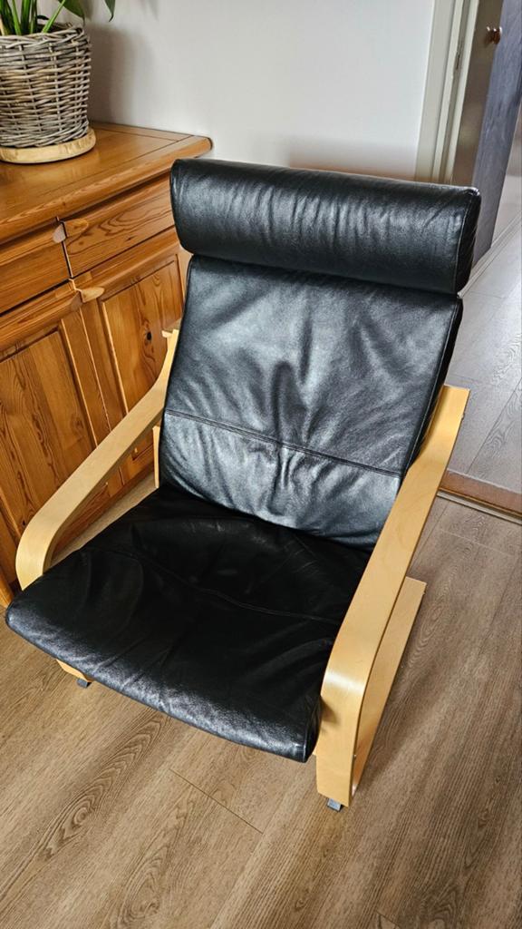 IKEA Poäng fauteuil zwart leer met houten frame, Huis en Inrichting, Stoelen, Gebruikt, Modern, Scandinavisch, Zwart, Ophalen of Verzenden