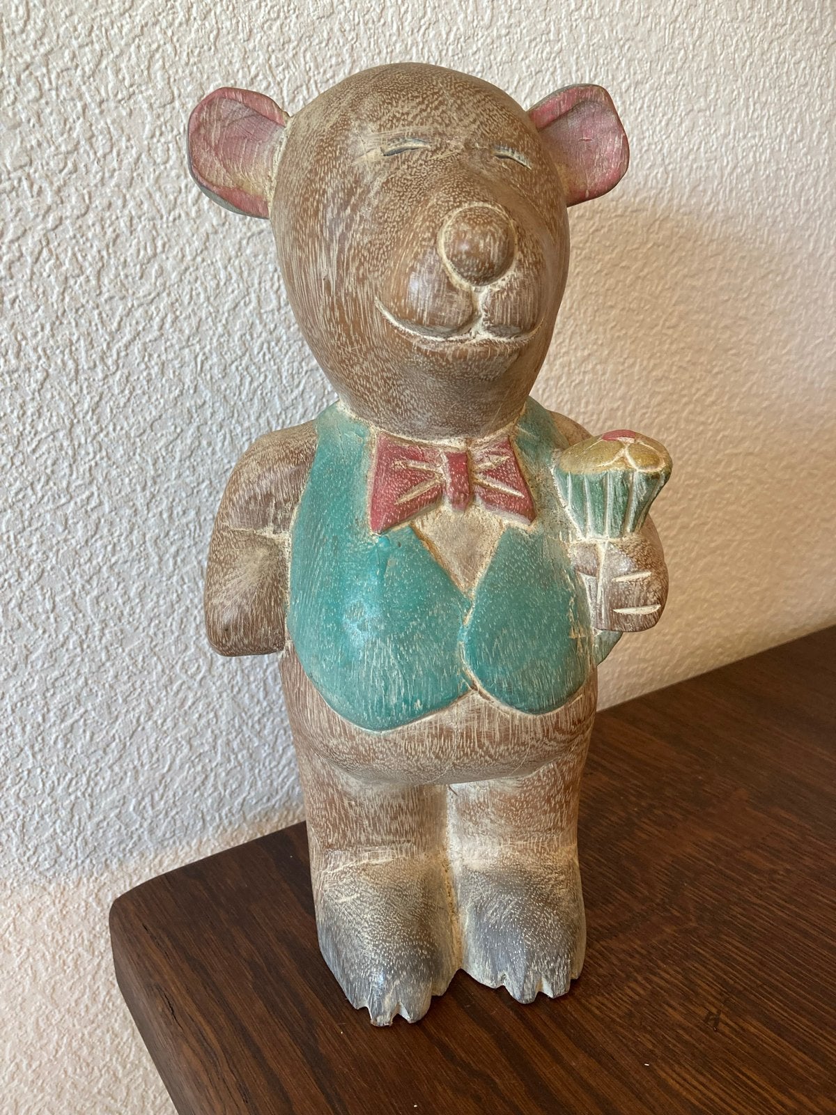Houten Beer met Groene Gilet en Rode Strik - 27cm, Ophalen of Verzenden, Gebruikt, Dier