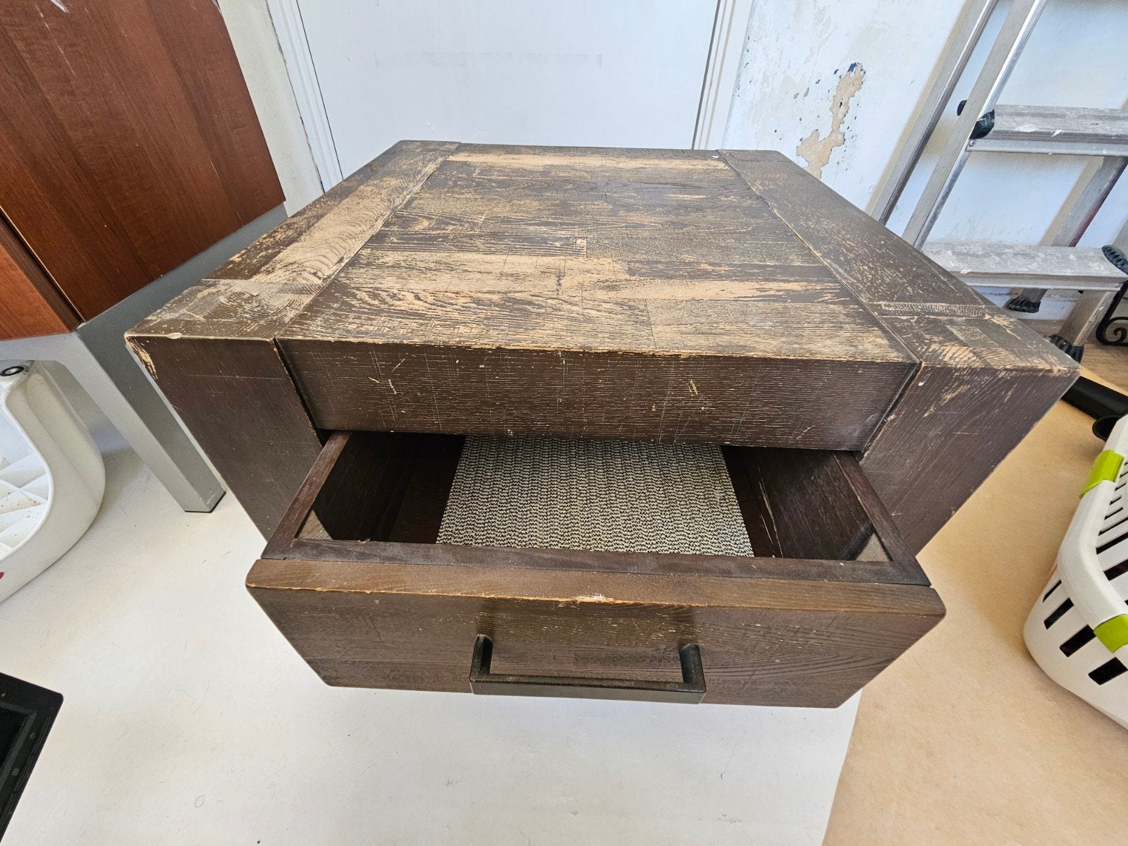 Houten bijzettafel met lade en wielen, Ophalen, Minder dan 45 cm, Minder dan 55 cm, Gebruikt