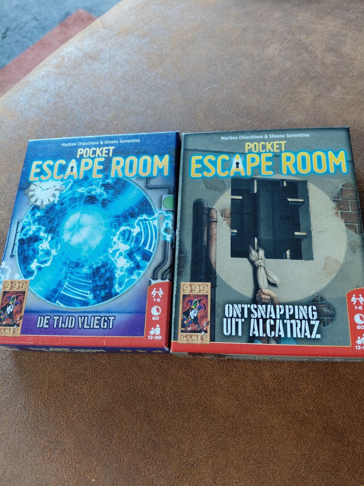 2x PocketEscapeRoom: De TijdVliegt & Ontsnapping uit Alcat, Vijf spelers of meer, Ophalen of Verzenden, Gebruikt, 999 Games