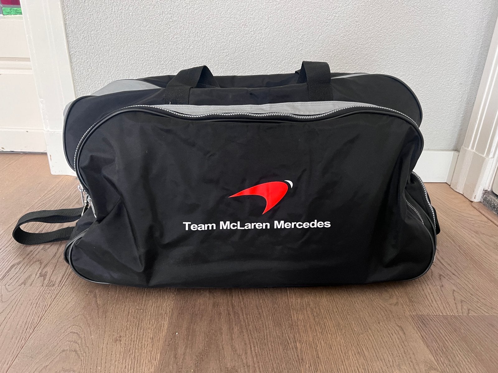 McLaren Mercedes Johnnie Walker Reistas - Zwart/Grijs, 20 tot 30 cm, Zwart, Ophalen of Verzenden, Zo goed als nieuw