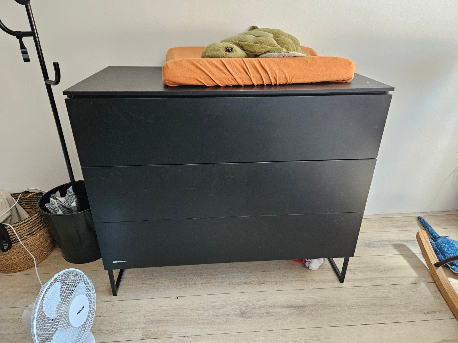 Baby ledikant en commode zwart MOET WEG BIED EEN LEUKE PRIJS, Ophalen, Gebruikt, Ledikant