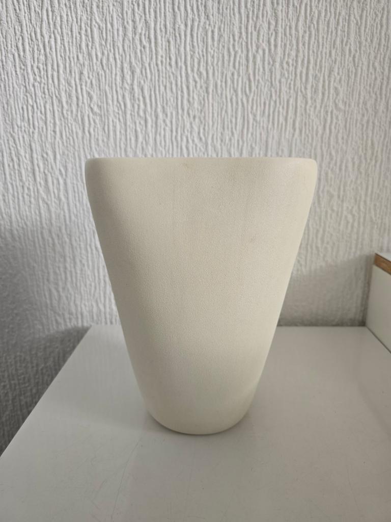 Moderne crèmekleurige vaas, Tuin en Terras, Bloempotten, Rond, Ophalen of Verzenden, Aardewerk, Minder dan 40 cm