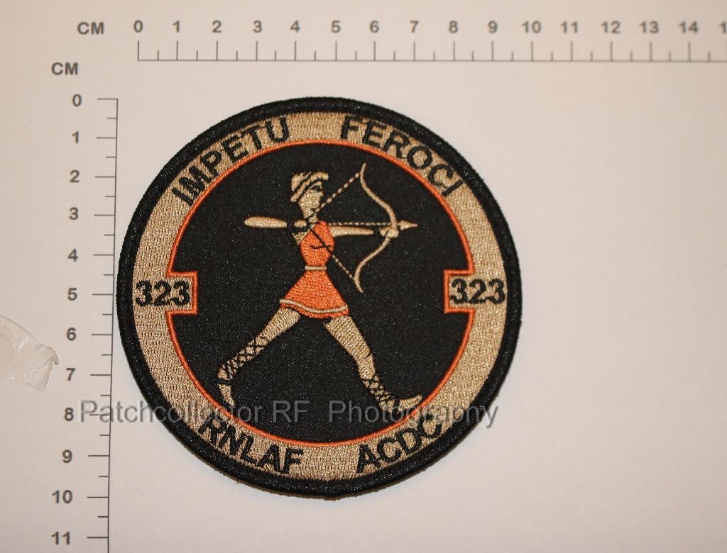KLu Luchtmacht RNLAF 323 squadron patch embleem, Ophalen of Verzenden, Luchtmacht, Nederland, Embleem of Badge