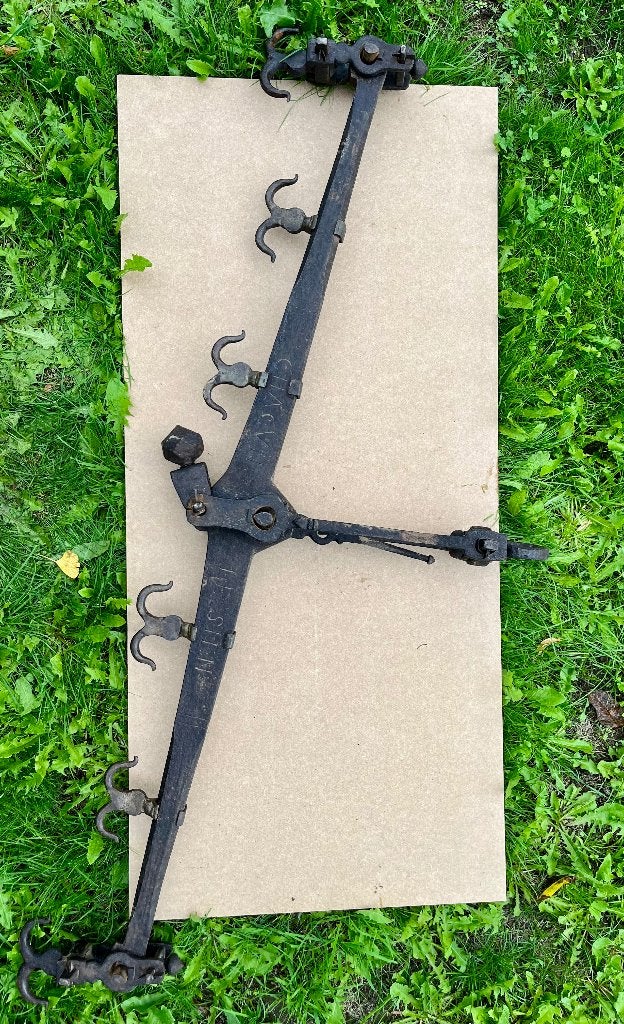 Antieke smeedijzeren weegschaal 138 cm – “CHACUN LE SIEN”, Antiek en Kunst, Ophalen