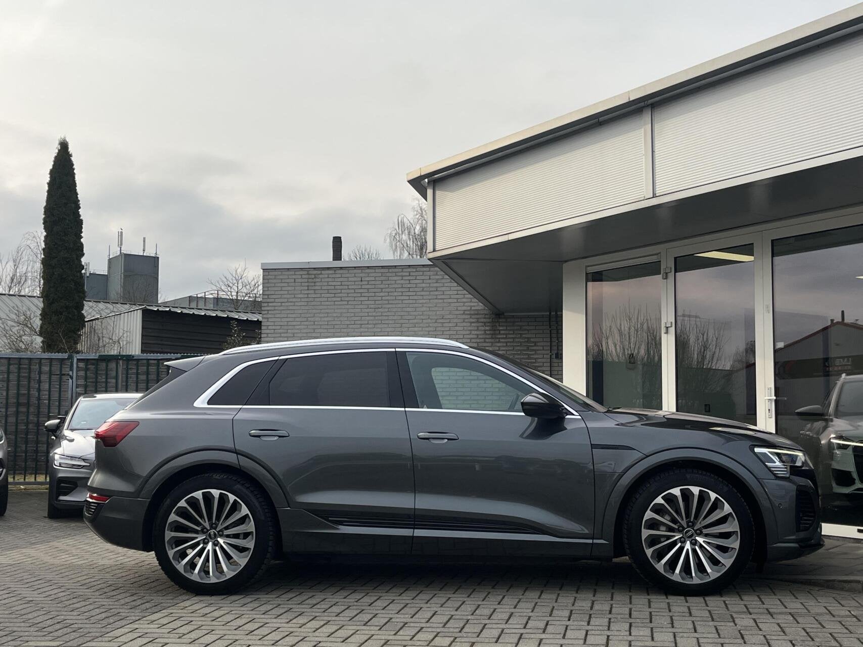 Audi Q8 e-tron 55 QUATTRO S-LINE 115 kWh 408PK ACC+MEMORY, Automaat, 131 €/maand, Zwart, Automatische klimaatregeling