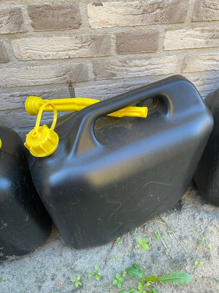 2x Jerrycan / Brandstofkan met schenktuit, Auto-onderdelen, Brandstofsystemen, Universele onderdelen, Gebruikt, Ophalen