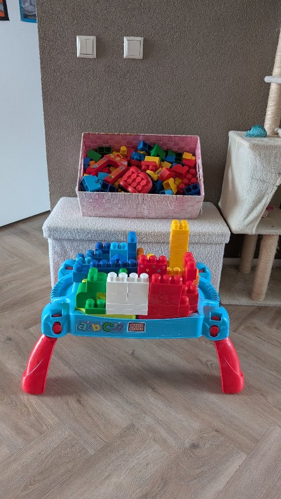 Mega blocks speeltafel met bergruimte en heel veel blokken, Ophalen of Verzenden, Gebruikt, Megabloks